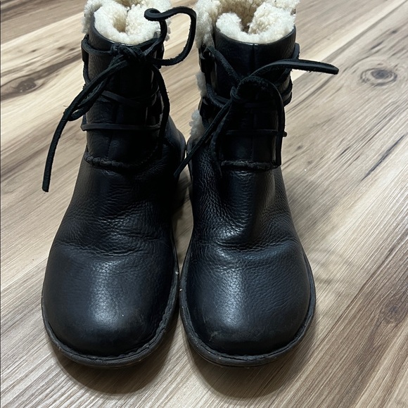 UGG Caspia Ankle Boots Womens 7 Black Leather Sheepskin Lined - Picture 9 of 9